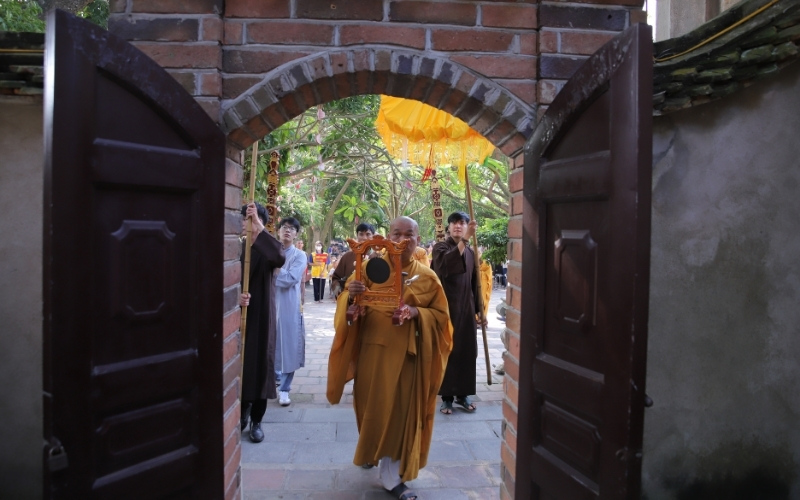 TIEU BAN BAO TRO MIEN BAC CHUA VINH NGHIEM KHOA TU MOT NGAY AN LAC 11