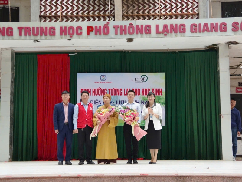 hia se toi gan 2000 em HS tai Truong THPT Lang Giang 1 Huyen Lang Giang Tinh Bac Giang 6