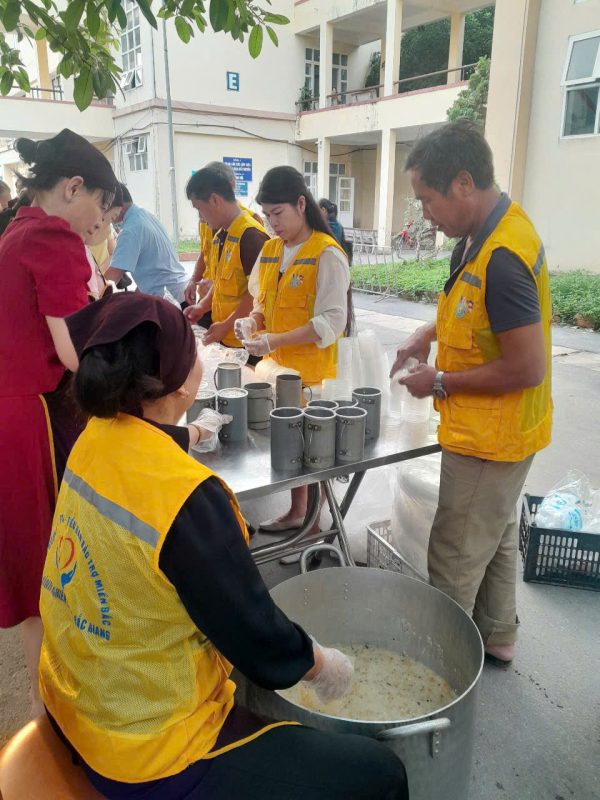 Tiểu Ban Bảo Trợ Xã Hội Khu Vực Phía Bắc - Chùa Vĩnh Nghiêm Phát Tặng 1000 Xuất Cháo Miễn Phí.