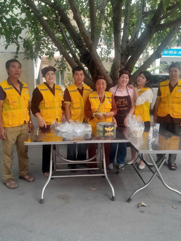 Tiểu Ban Bảo Trợ Xã Hội Khu Vực Phía Bắc - Chùa Vĩnh Nghiêm Phát Tặng 1000 Xuất Cháo Miễn Phí.