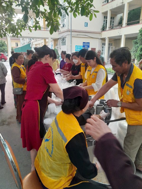 Tiểu Ban Bảo Trợ Xã Hội Khu Vực Phía Bắc – Chùa Vĩnh Nghiêm Phát Tặng 1000 Xuất Cháo Miễn Phí.