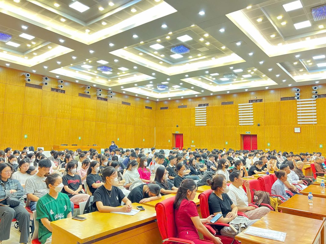 Đại Đức Thích Thanh Đức giảng pháp tại Cao đẳng Bạch Mai
