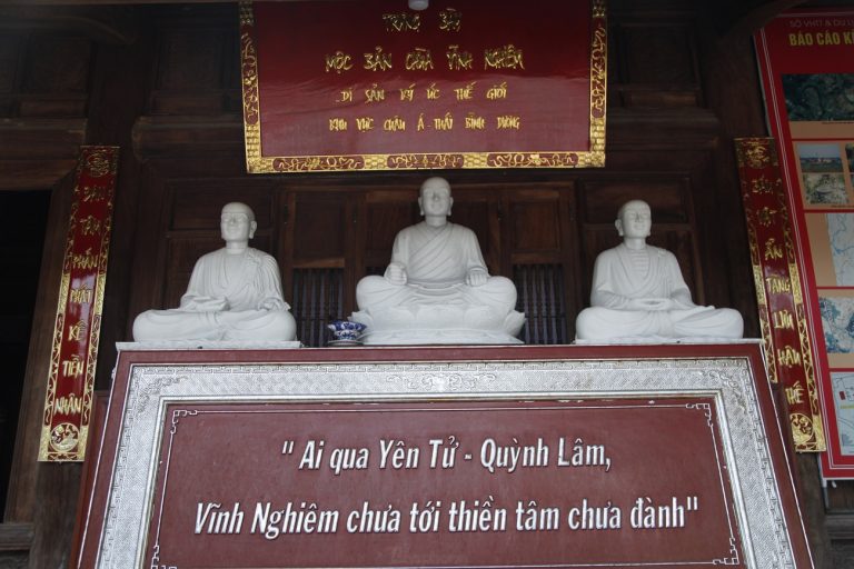 ben trong danh lam co tu bac ninh
