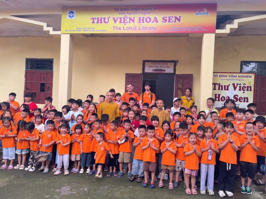 🌸 Chùa Vĩnh Nghiêm gieo duyên tặng kinh sách cho học sinh, sinh viên và phật tử
