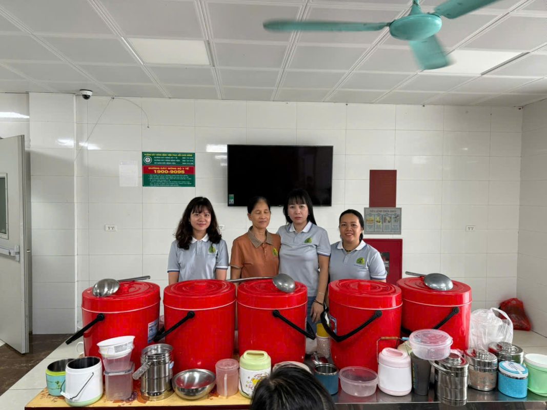 Nhóm Thiện Nguyện Bồ Đề Tâm Bắc Giang Phát Cháo Từ Thiện Tại Bệnh Viện PHCN Tỉnh