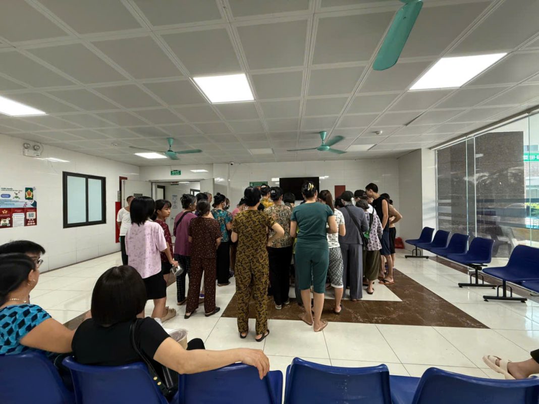 Nhóm Thiện Nguyện Bồ Đề Tâm Bắc Giang Phát Cháo Từ Thiện Tại Bệnh Viện PHCN Tỉnh