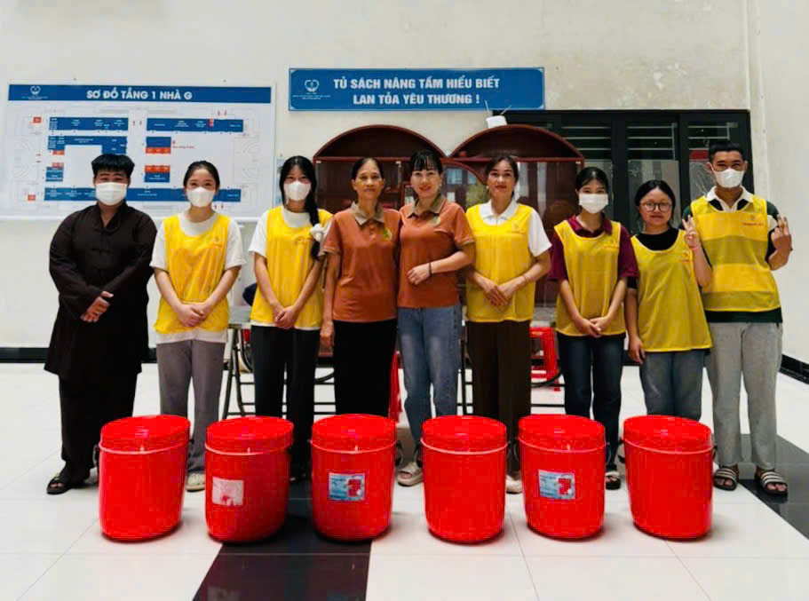 Chùa Vĩnh Nghiêm phát 400 suất cháo miễn phí tại Bệnh viện Đa khoa Bắc Ninh