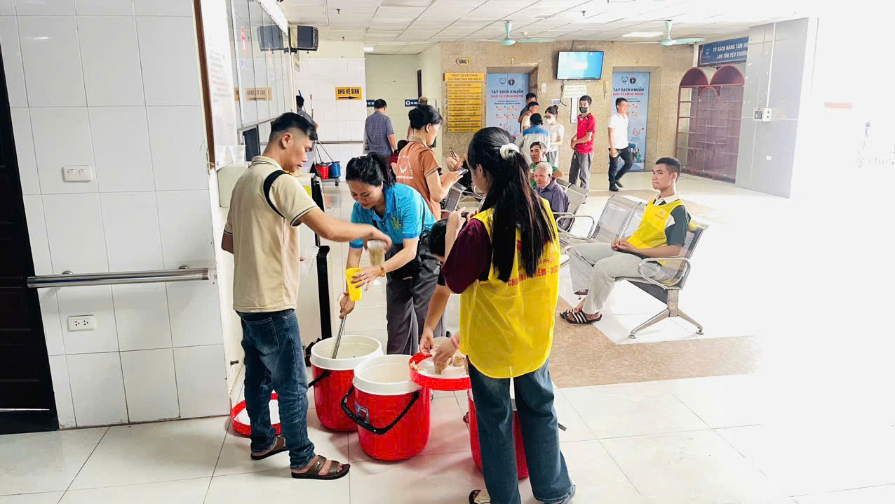 Chùa Vĩnh Nghiêm phát 400 suất cháo miễn phí tại Bệnh viện Đa khoa Bắc Ninh