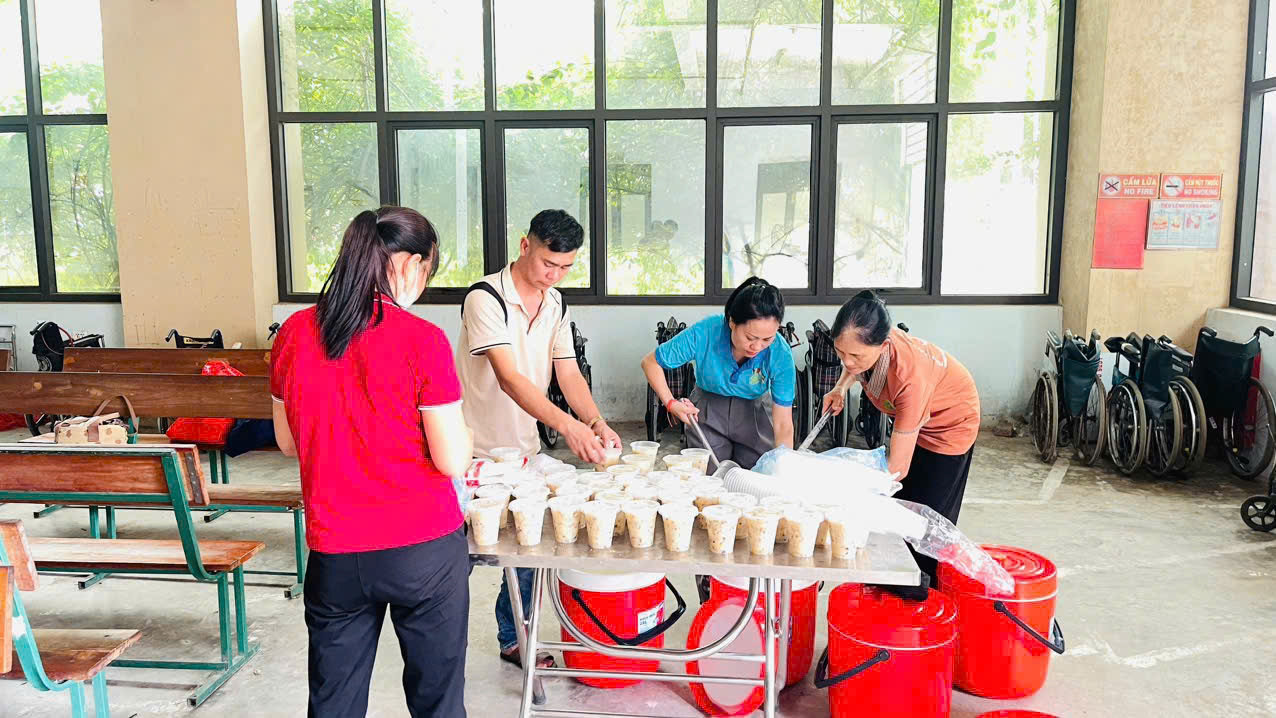Chùa Vĩnh Nghiêm phát 400 suất cháo miễn phí tại Bệnh viện Đa khoa Bắc Ninh