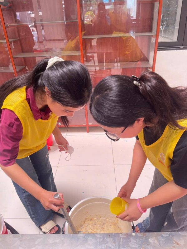 Chùa Vĩnh Nghiêm phát 400 suất cháo miễn phí tại Bệnh viện Đa khoa Bắc Ninh