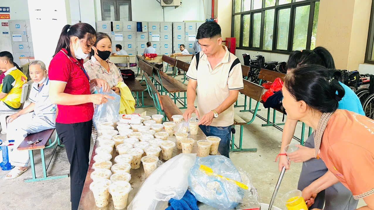 Chùa Vĩnh Nghiêm phát 400 suất cháo miễn phí tại Bệnh viện Đa khoa Bắc Ninh