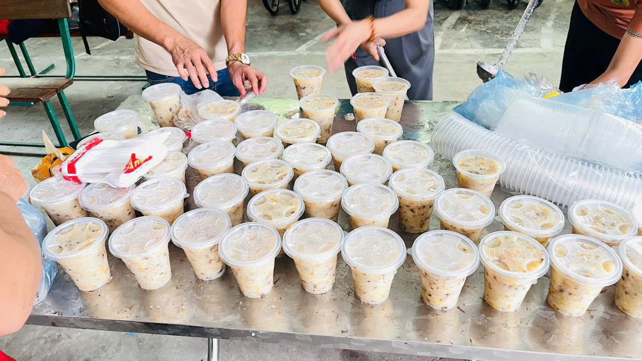 Chùa Vĩnh Nghiêm phát 400 suất cháo miễn phí tại Bệnh viện Đa khoa Bắc Ninh