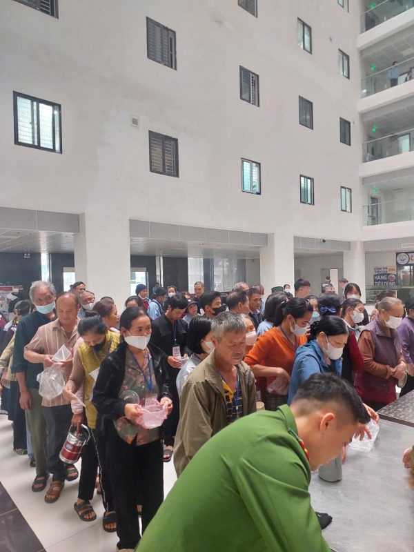 Phát cháo tặng bệnh nhân tại BVĐK Tỉnh Bắc Ninh số 1 z7287493678020 e09881c1b490620ddc8c76f9ac7356b5