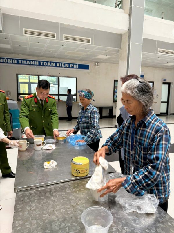 Phát cháo tặng bệnh nhân tại BVĐK Tỉnh Bắc Ninh số 1 z7287493812777 7df25860894dc98fba9cd67e49d3299e