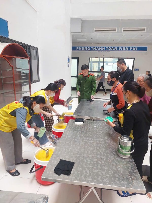 Phát cháo tặng bệnh nhân tại BVĐK Tỉnh Bắc Ninh số 1 z7287493812786 7cf9ee14813f8b31170b159c56423b7a