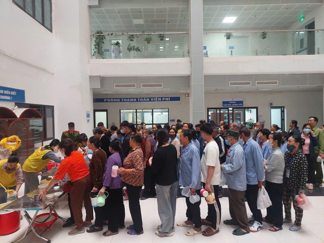 Phát cháo tặng bệnh nhân tại BVĐK Tỉnh Bắc Ninh số 1 z7287493812788 0dc059a8040e2aa793581ff5abf0b801