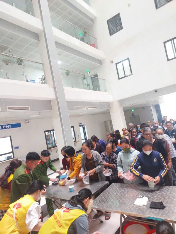 Phát cháo tặng bệnh nhân tại BVĐK Tỉnh Bắc Ninh số 1 z7287493812789 cb457da3443e1a4d28aa36383fb7a9e0