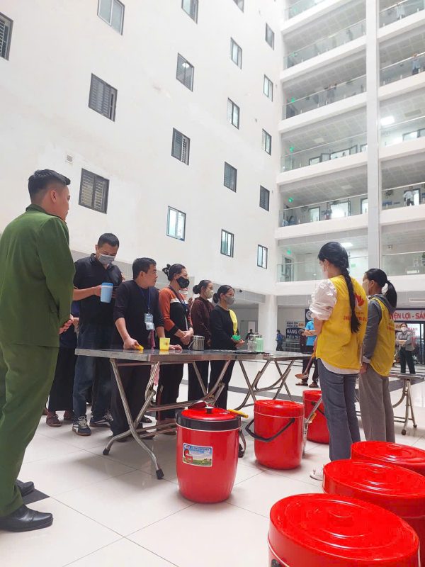 Phát cháo tặng bệnh nhân tại BVĐK Tỉnh Bắc Ninh số 1 z7287493812790 7646e0306290fc62913b2872b953ac99