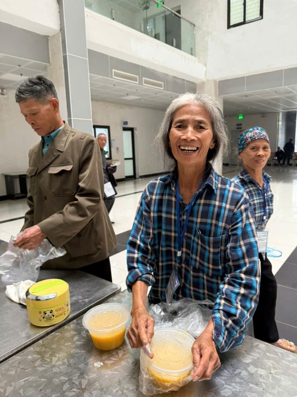 Phát cháo tặng bệnh nhân tại BVĐK Tỉnh Bắc Ninh số 1 z7287493812795 efd394ee0b591704792388322f42fa5d