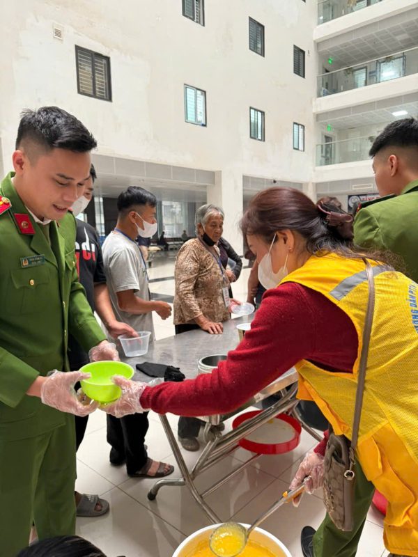 Phát cháo tặng bệnh nhân tại BVĐK Tỉnh Bắc Ninh số 1 z7287493812827 b22d2a4732545f1f72ca140b318260f5