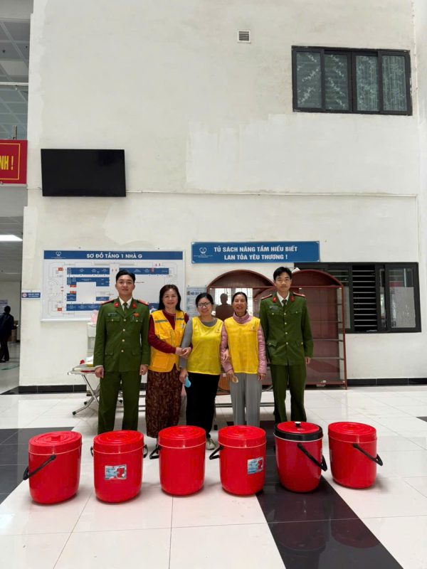 Nhóm Bồ Đề Tâm Bắc Giang phát cháo miễn phí tại Bệnh viện Đa khoa 1 tỉnh Bắc Ninh z7312500179559 aa6638c71f029fccd6f093024a16329e
