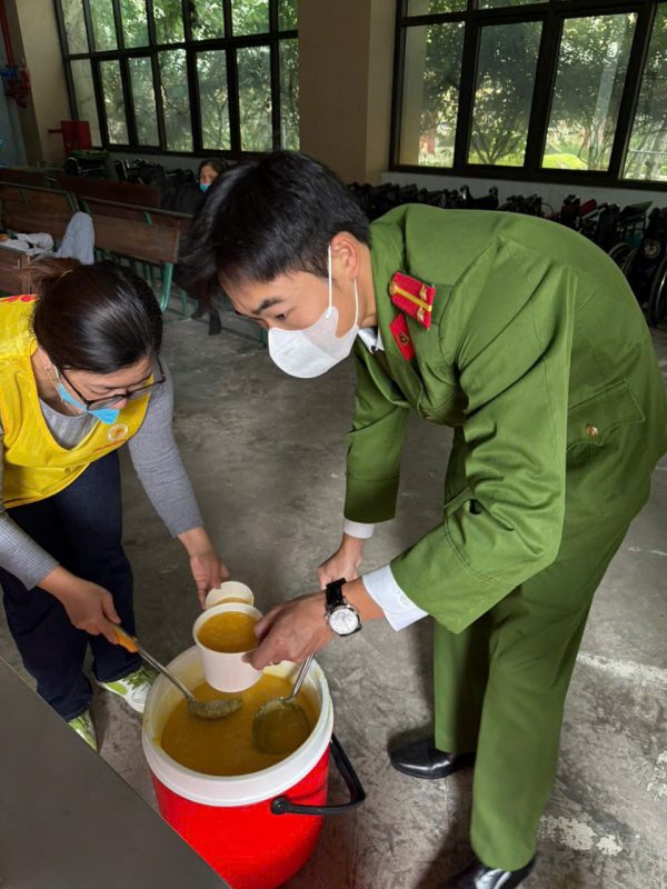 Nhóm Bồ Đề Tâm Bắc Giang phát cháo miễn phí tại Bệnh viện Đa khoa 1 tỉnh Bắc Ninh z7312500192828 9575b342a3de481b7068ee850fec85db