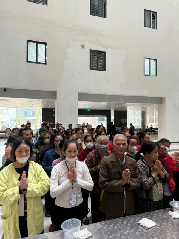 Nhóm Bồ Đề Tâm Bắc Giang phát cháo miễn phí tại Bệnh viện Đa khoa 1 tỉnh Bắc Ninh z7312500192829 10d24f2b73cfdb40f8762a800b8d55aa