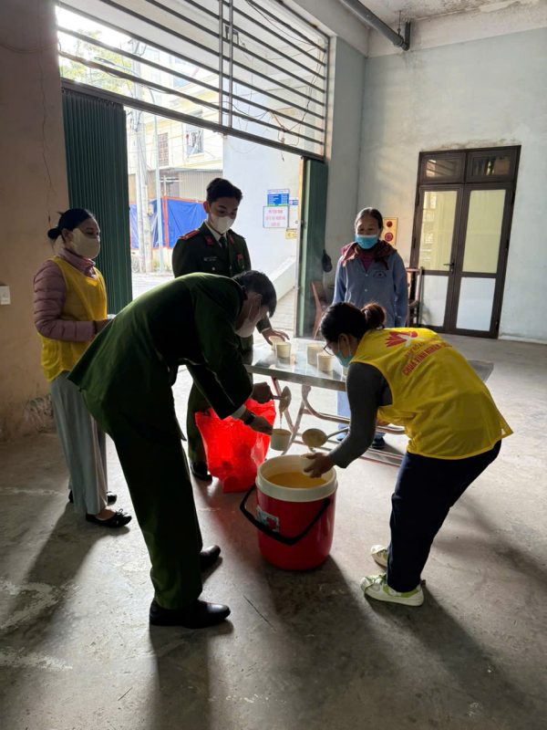 Nhóm Bồ Đề Tâm Bắc Giang phát cháo miễn phí tại Bệnh viện Đa khoa 1 tỉnh Bắc Ninh z7312500192830 7703c1ff8a5ffd9c44eaca5192d3834c