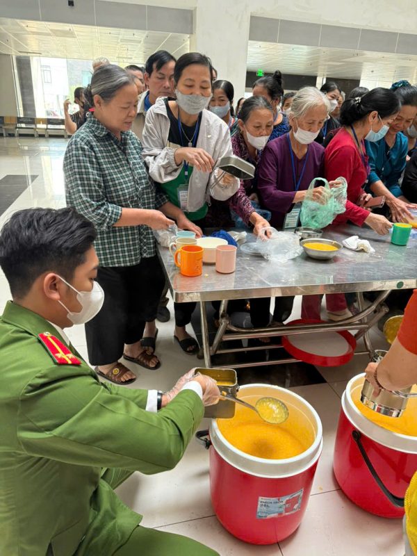 Nhóm Bồ Đề Tâm Bắc Giang phát cháo miễn phí tại Bệnh viện Đa khoa 1 tỉnh Bắc Ninh z7312500192831 7e2320b291499aac4be7464658257d15