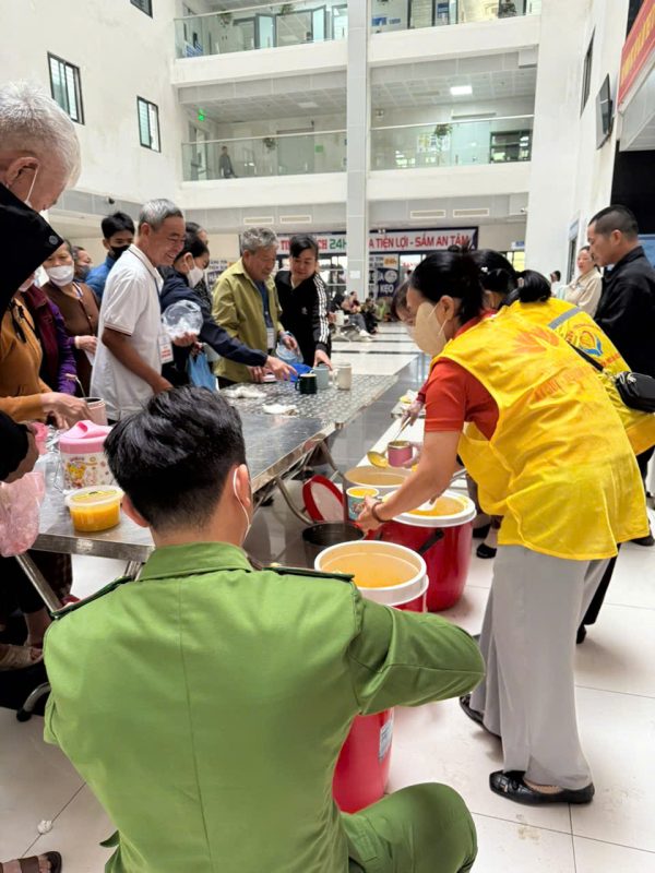 Nhóm Bồ Đề Tâm Bắc Giang phát cháo miễn phí tại Bệnh viện Đa khoa 1 tỉnh Bắc Ninh z7312500192833 45869fe851a92cc9c2f3c30f6ccfafd0