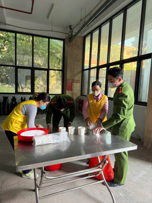 Nhóm Bồ Đề Tâm Bắc Giang phát cháo miễn phí tại Bệnh viện Đa khoa 1 tỉnh Bắc Ninh z7312500192837 6e680d3dba16f4639ca6433d50628523