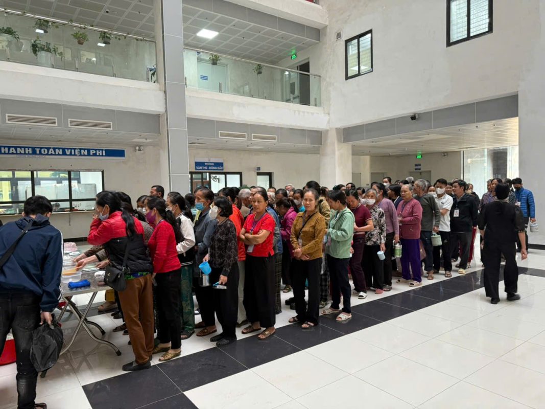 Nhóm Bồ Đề Tâm Bắc Giang phát cháo miễn phí tại Bệnh viện Đa khoa 1 tỉnh Bắc Ninh z7312500192838 ba6bc823872206080df9a4475025a4ab