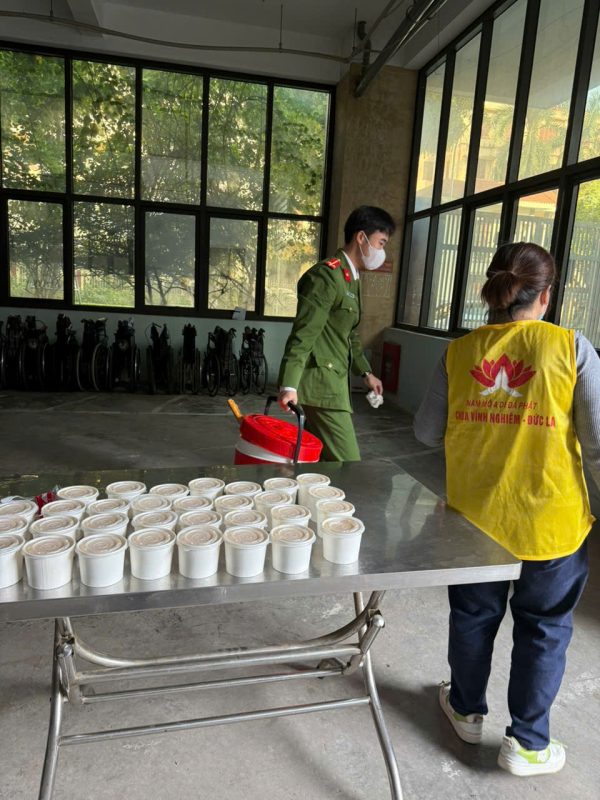 Nhóm Bồ Đề Tâm Bắc Giang phát cháo miễn phí tại Bệnh viện Đa khoa 1 tỉnh Bắc Ninh z7312500192841 c6236f6fb0c1c48feddb5e51c7bc5d17