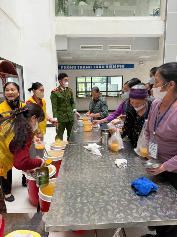 Nhóm Bồ Đề Tâm Bắc Giang phát cháo miễn phí tại Bệnh viện Đa khoa 1 tỉnh Bắc Ninh z7312500327113 55b4e7dc882be3922e4638159e275dd3