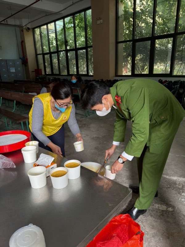 Nhóm Bồ Đề Tâm Bắc Giang phát cháo miễn phí tại Bệnh viện Đa khoa 1 tỉnh Bắc Ninh z7312500327114 e8c759094114813b029559162a8f0c82