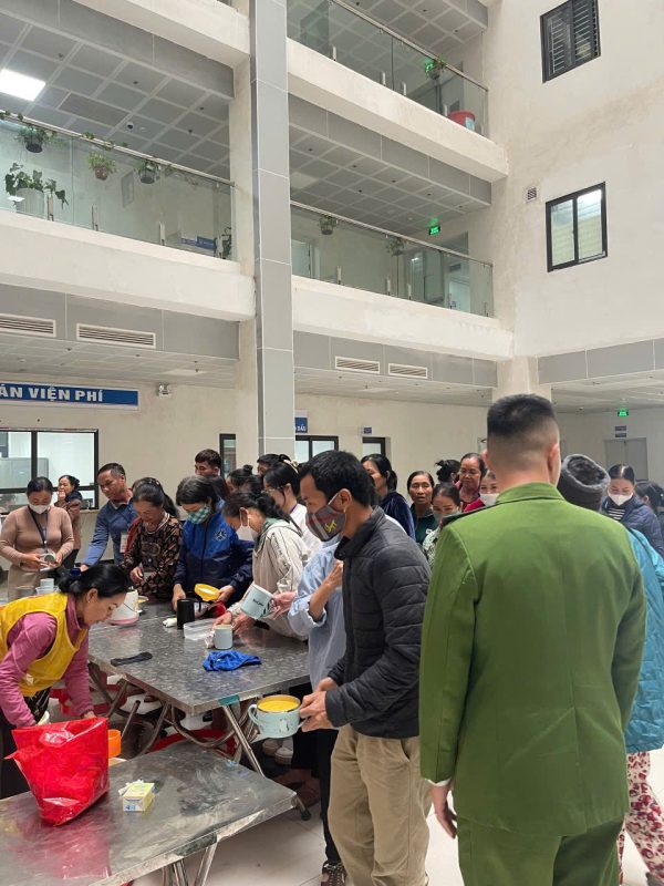 Thiện nguyện Bồ Đề Tâm phát cháo định kỳ tại BVĐK Tỉnh Bắc Ninh số 1. z7359646014111 0b881ad77c1fd57d64e0311f38271be9