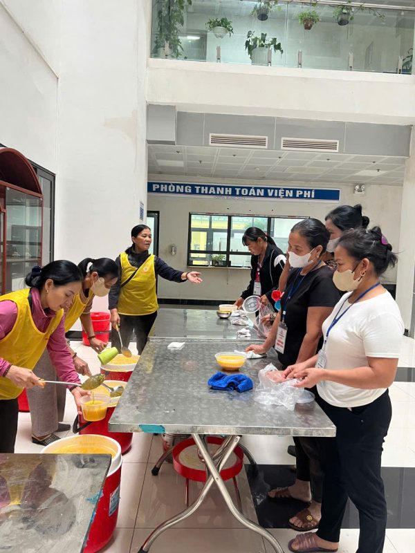 Thiện nguyện Bồ Đề Tâm phát cháo định kỳ tại BVĐK Tỉnh Bắc Ninh số 1. z7359646017531 6838bf01742ae40dec94ceb7b87d7522