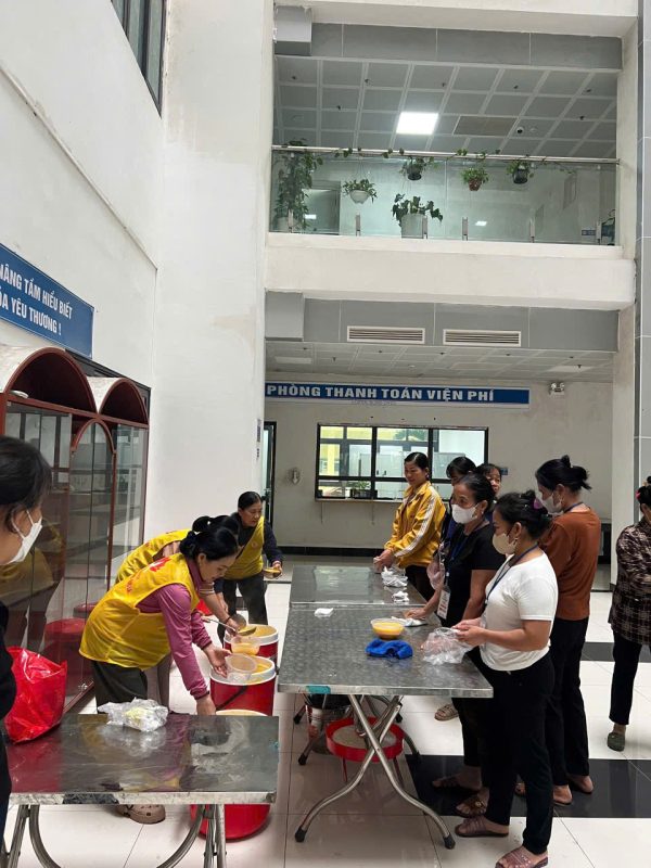 Thiện nguyện Bồ Đề Tâm phát cháo định kỳ tại BVĐK Tỉnh Bắc Ninh số 1. z7359646032172 7d13eacfdad50aa949372ac5c6797312
