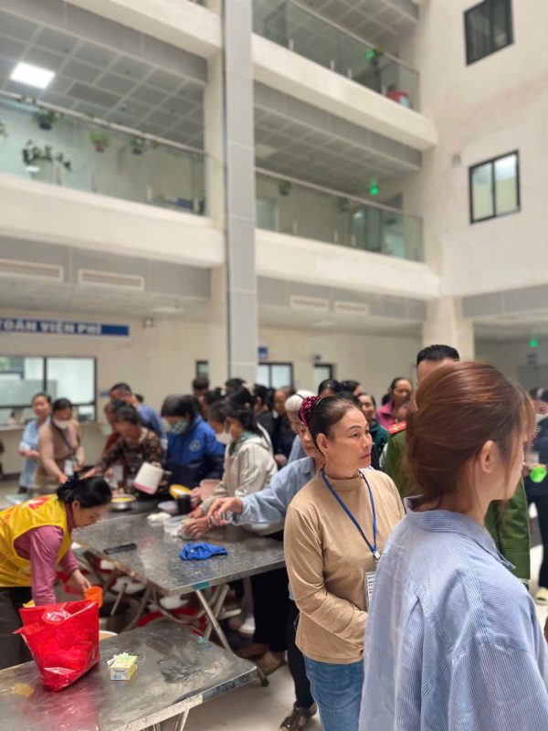 Thiện nguyện Bồ Đề Tâm phát cháo định kỳ tại BVĐK Tỉnh Bắc Ninh số 1. z7359646036001 37b652113c8392f591fcf82c7e964965