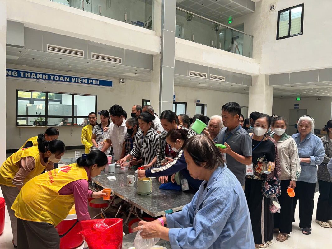 Thiện nguyện Bồ Đề Tâm phát cháo định kỳ tại BVĐK Tỉnh Bắc Ninh số 1. z7359646045196 16c44b4b8cba359ac2934d508ad949ae