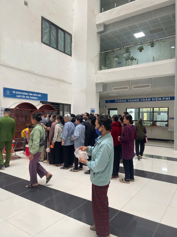 Thiện nguyện Bồ Đề Tâm phát cháo định kỳ tại BVĐK Tỉnh Bắc Ninh số 1. z7359646051584 2e87e4b4bf347f3bd43acc8b799f85e9