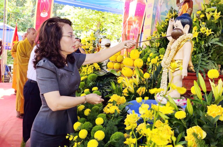 pho bi thu nguyen thi huong thuc hien nghi le tam phat